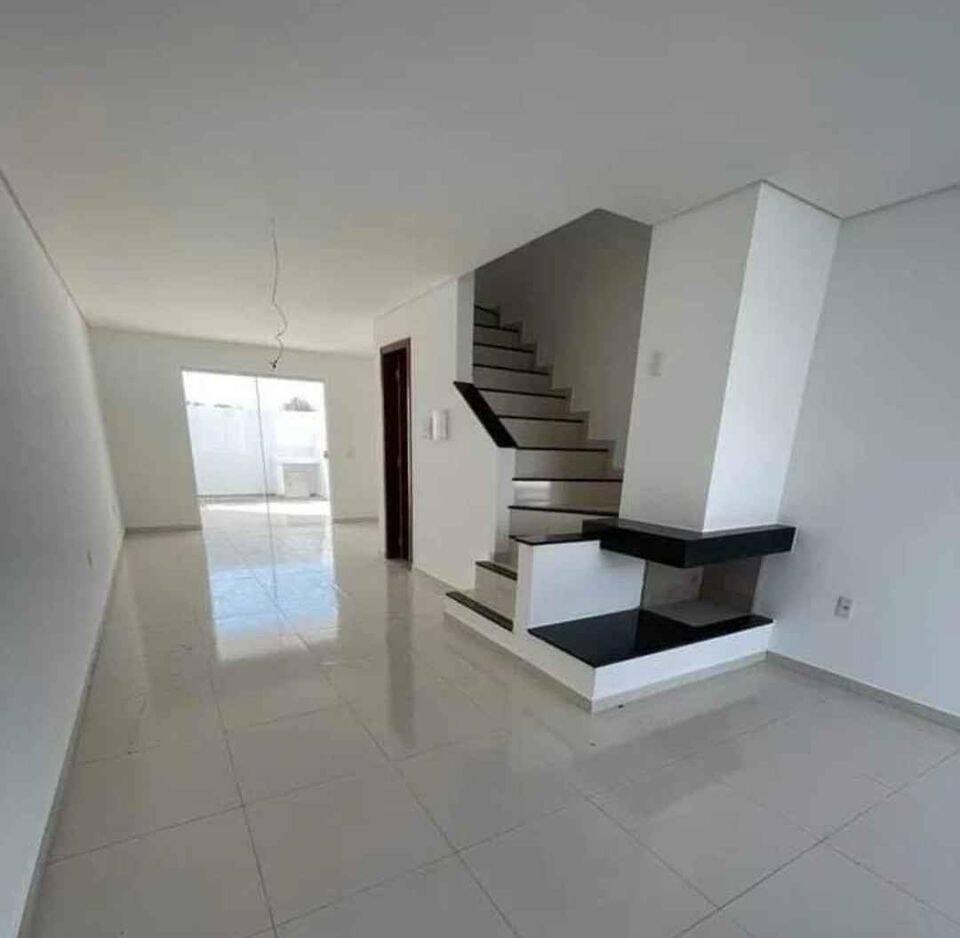 Casa à venda com 2 quartos, 108m² - Foto 2